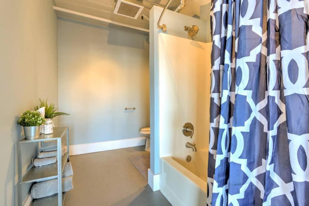 Vogue Loft Walk To Citymu/cards/aquarium/convctr Apartment