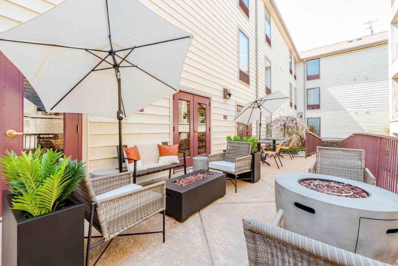 Cozysuites Cwe 2 Queen Bed * Saint Louis