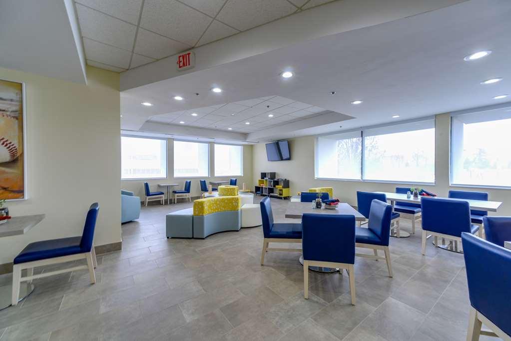 St Louis Airport Hotel *