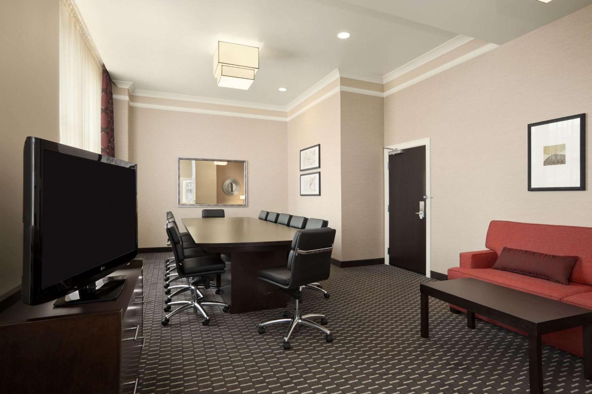 Embassy - Downtown Hotel