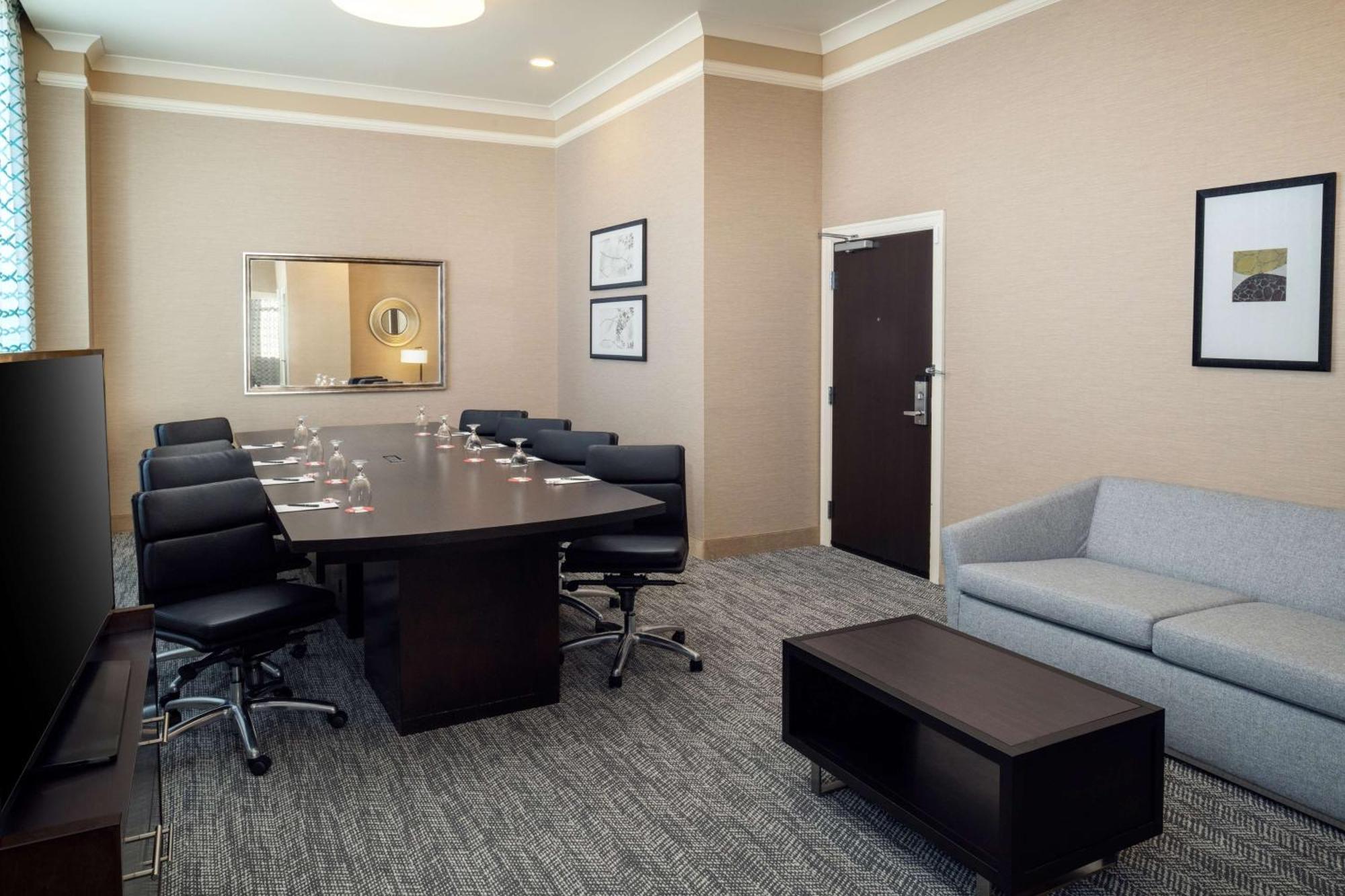 Hotel Embassy - Downtown
