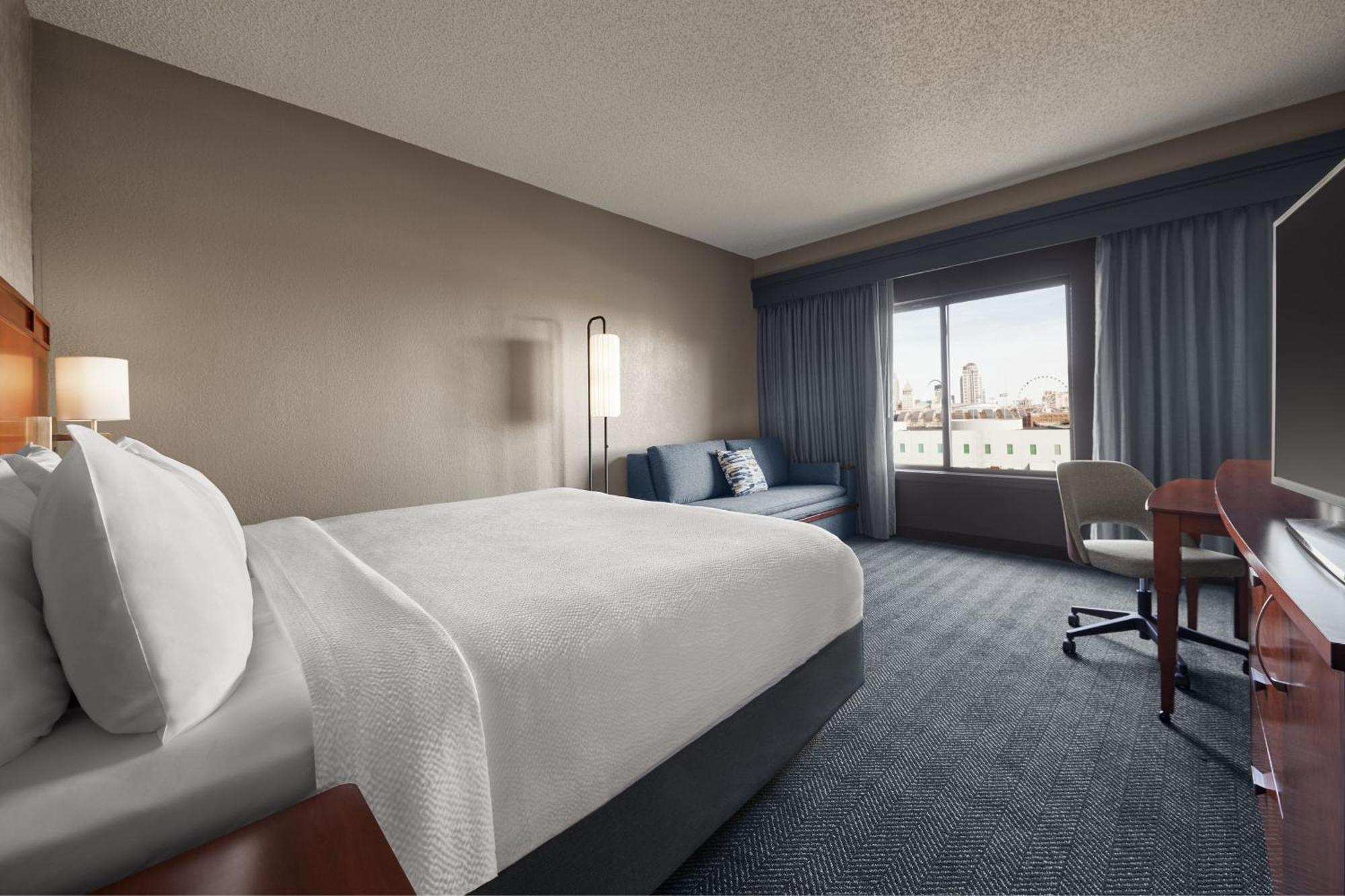 Courtyard By Marriott Downtown West Hotel 3*