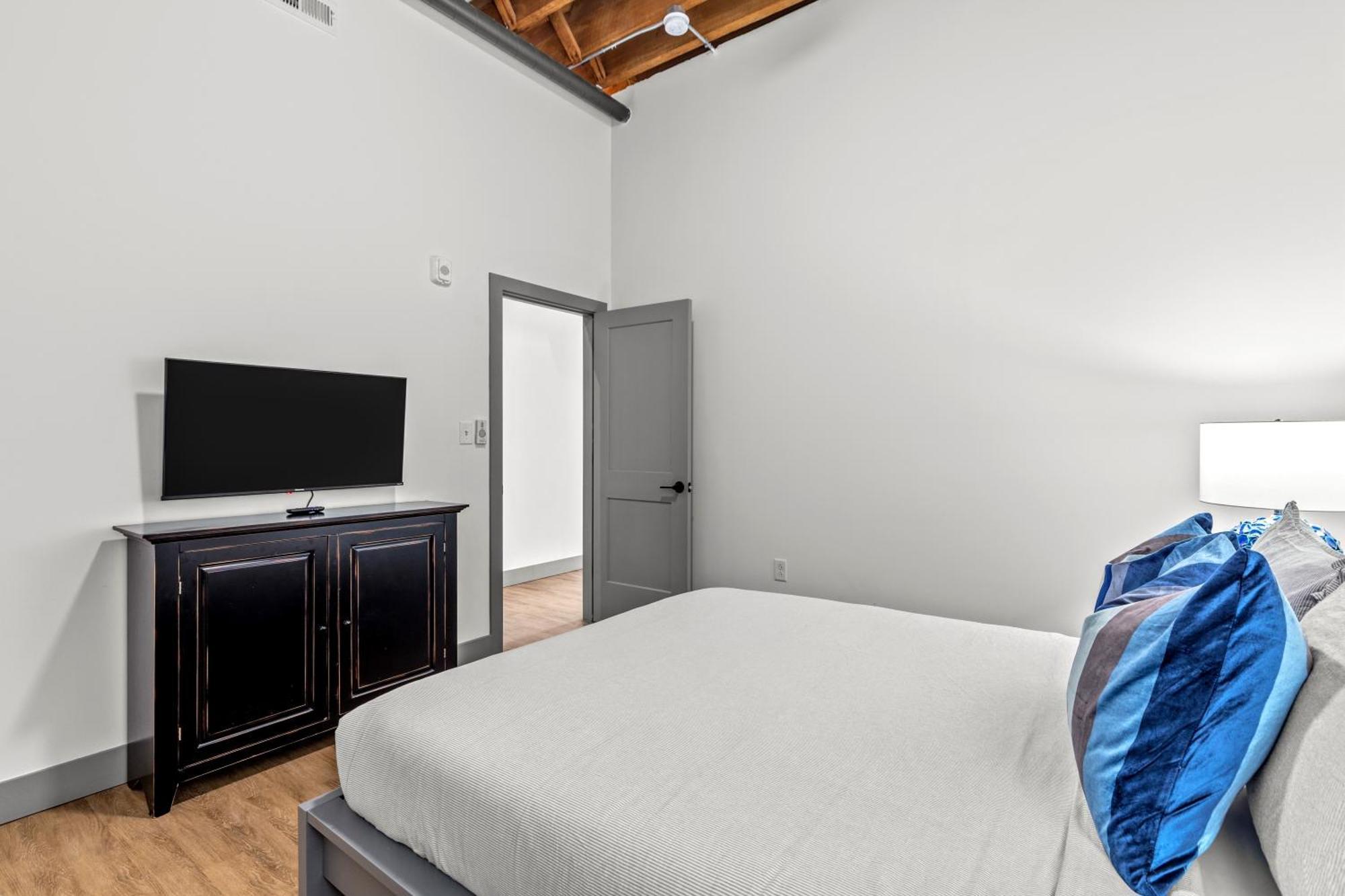 1br Dwtn Loft-parking-wd-g209 * Saint Louis