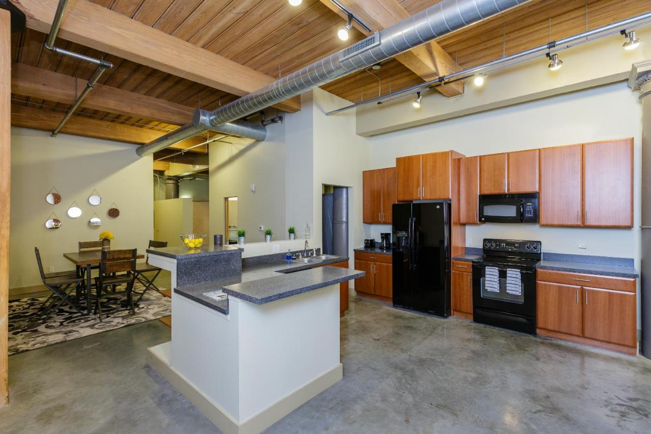 Posh Loft Walk To Cards And Convention Center Apartment *