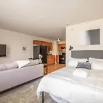 Cozy Dt Studio With Full Kitchen By Zencity