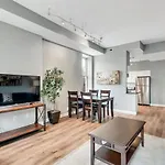 717A - Settle Into Soulard 6 Q Beds 2 Full Baths