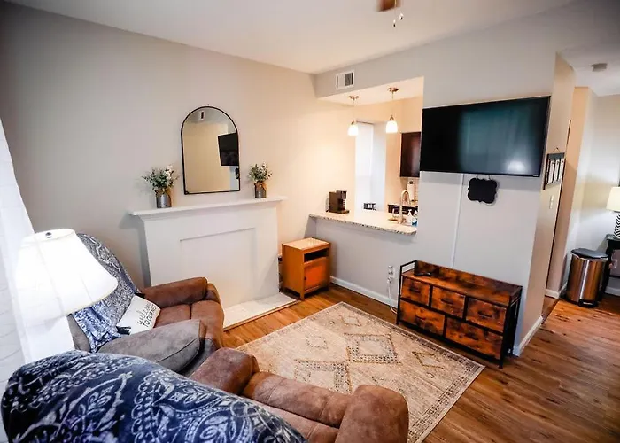 Cozy City Getaway In The Heart Of Saint Louis!