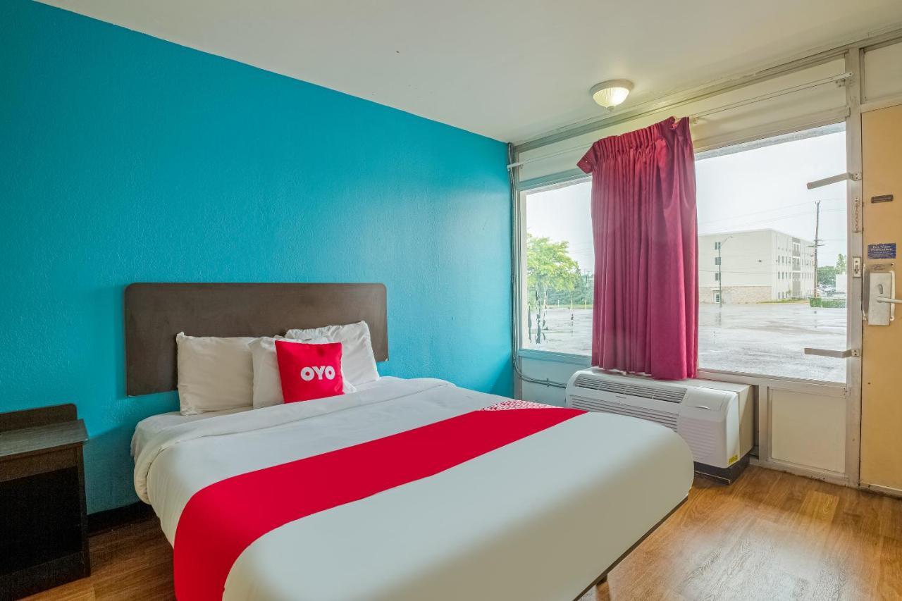 Oyo St. Louis Lambert Airport Hotel