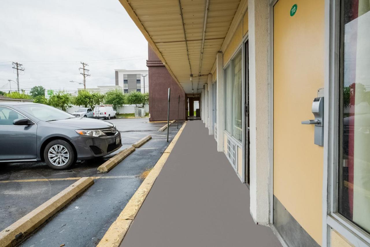 Oyo St. Louis Lambert Airport Hotel