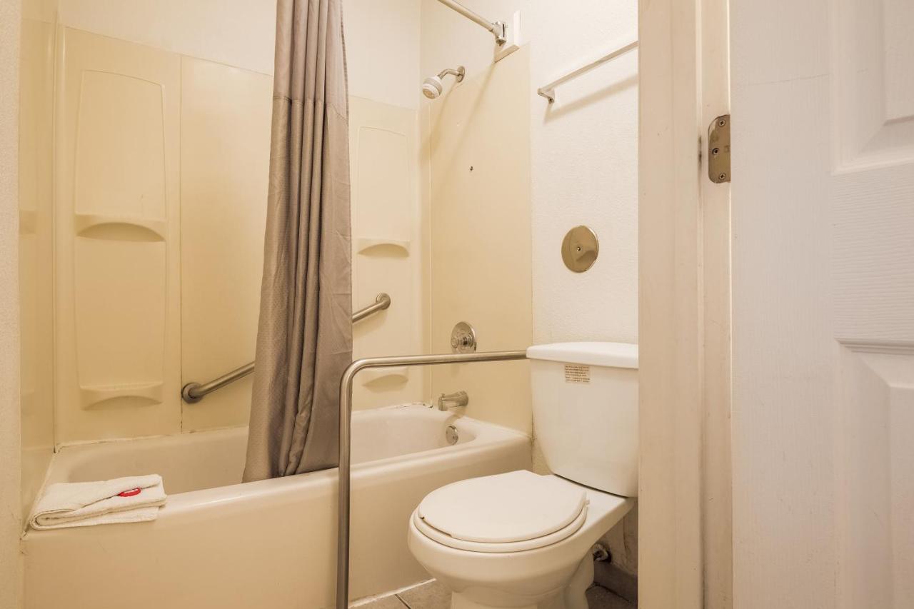 Oyo St. Louis Lambert Airport Hotel Woodson Terrace