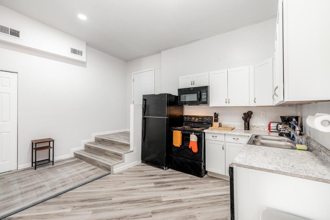 2br Park Ave Townhome With Parking Cozysuites Apartment Saint Louis