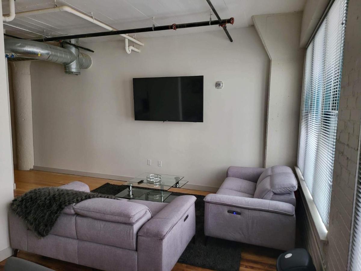Prime Location Alert!! Apartment
