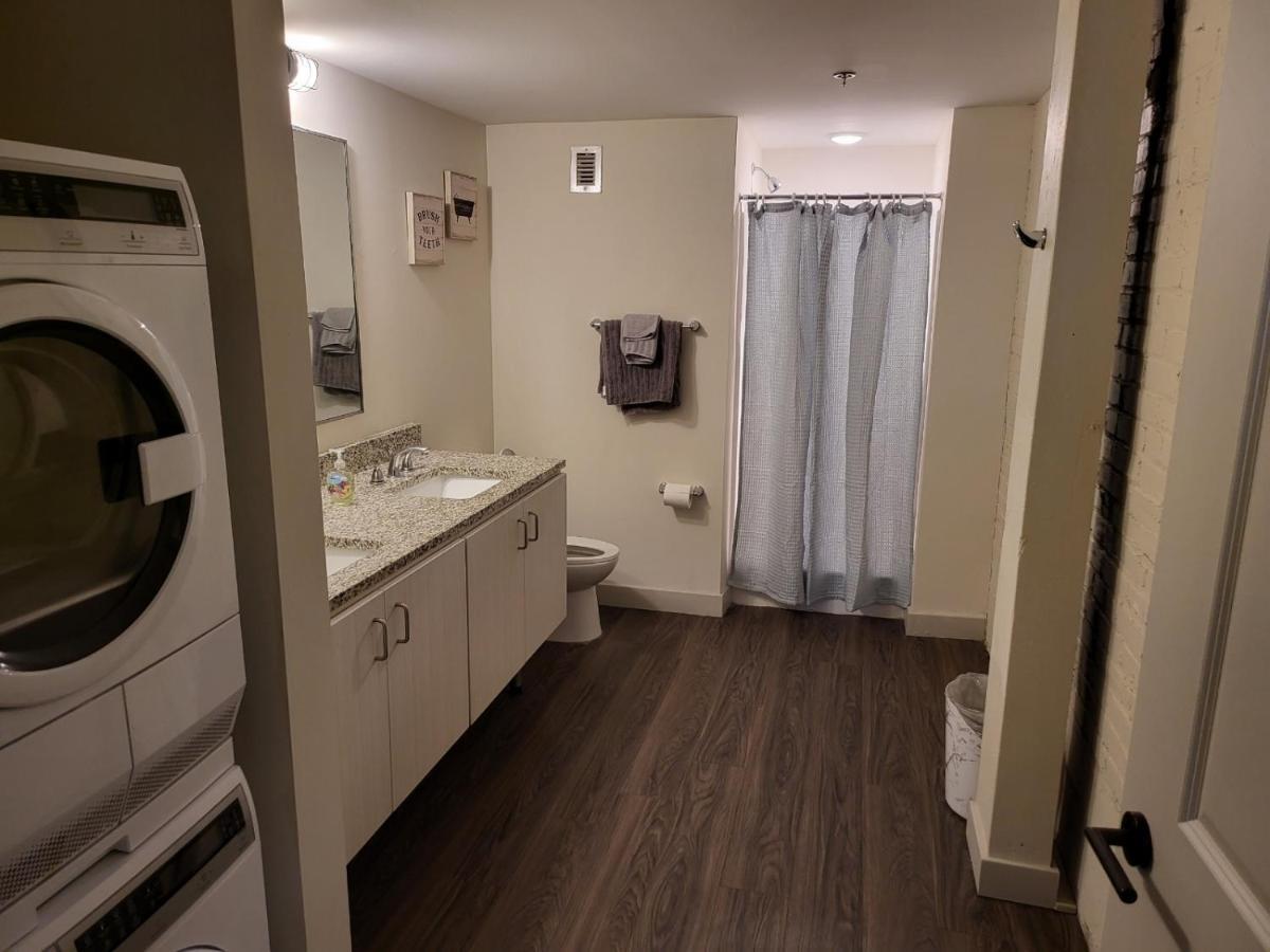Prime Location Alert!! Apartment
