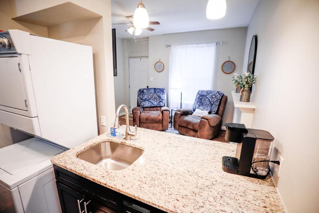 Cozy City Getaway In The Heart Of Louis! Apartment