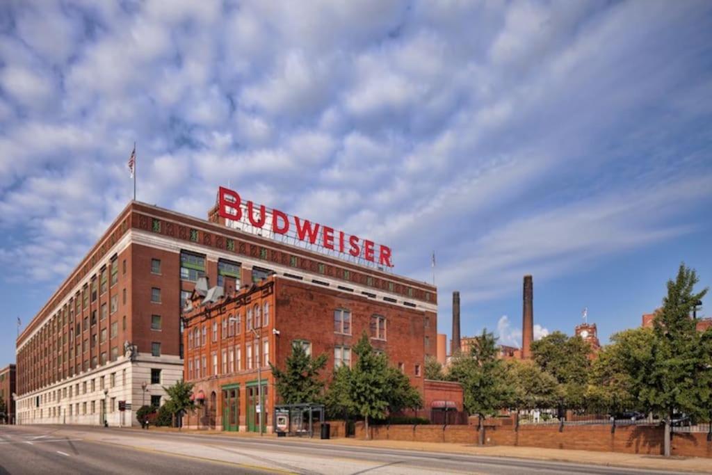 Chic 1br Balcony & Laundry Soulard Apartment