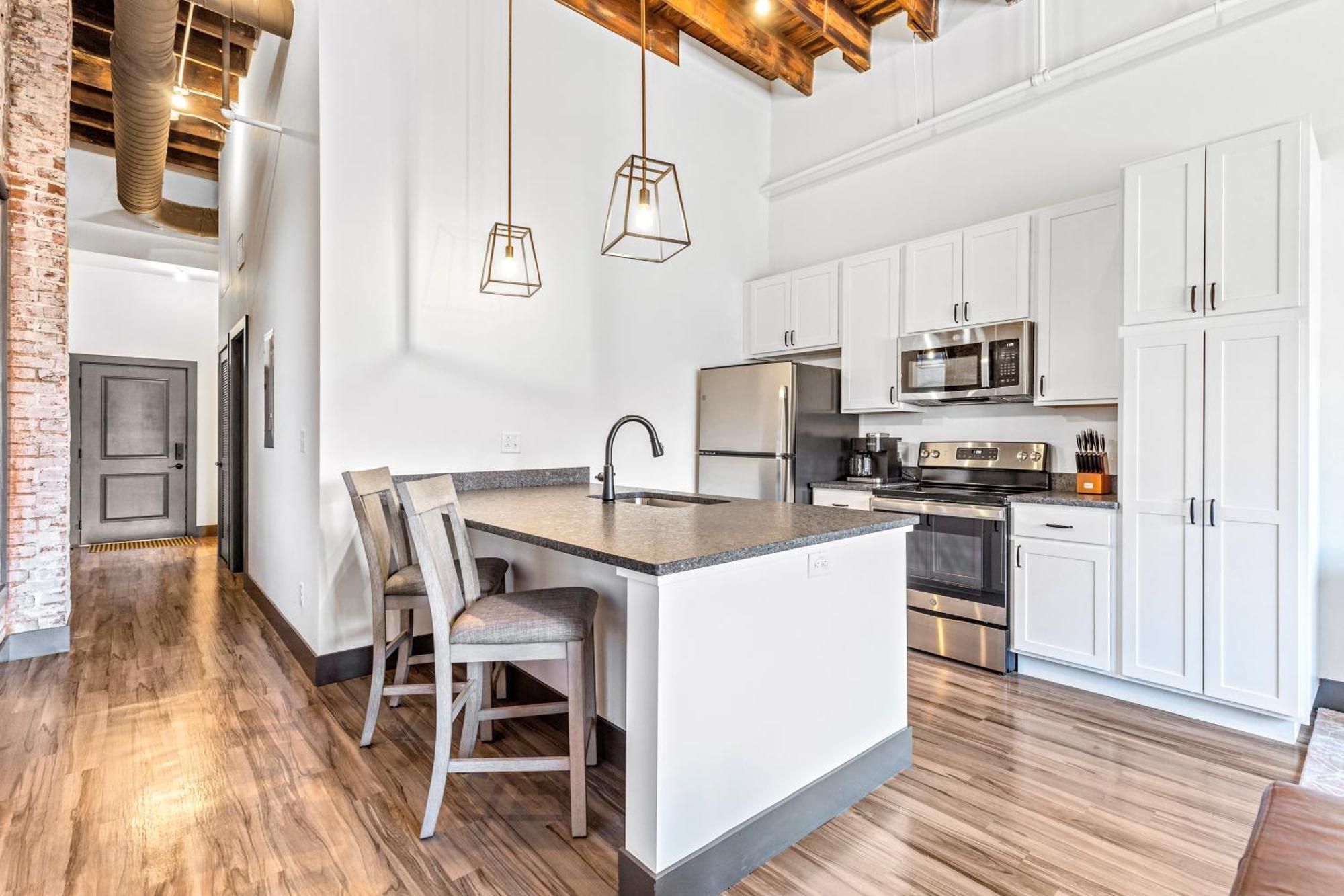 Loft Steps From Arch-parking-p202