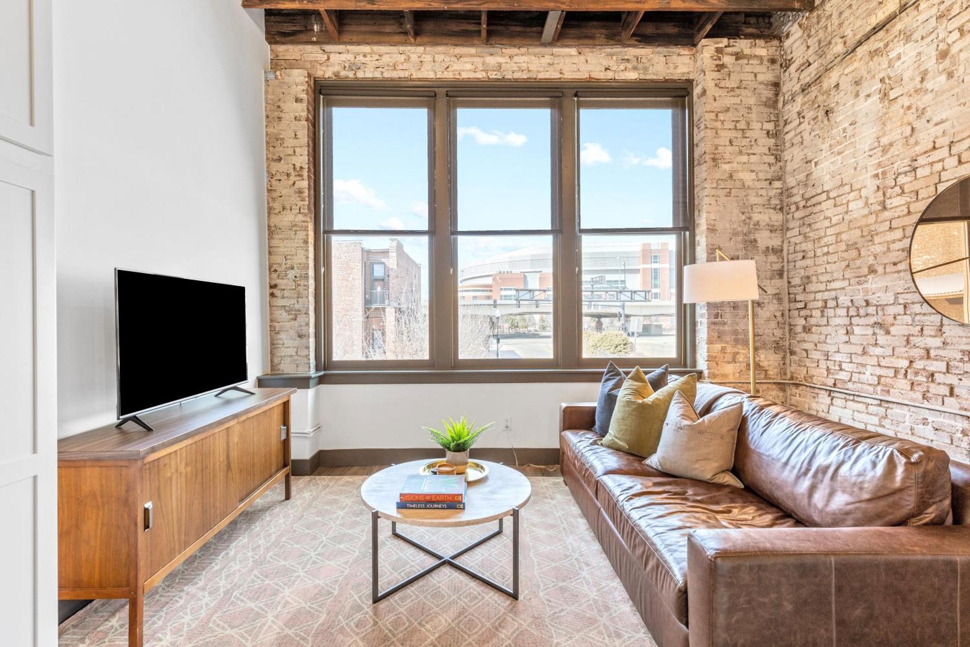 Loft Steps From Arch-parking-p202
