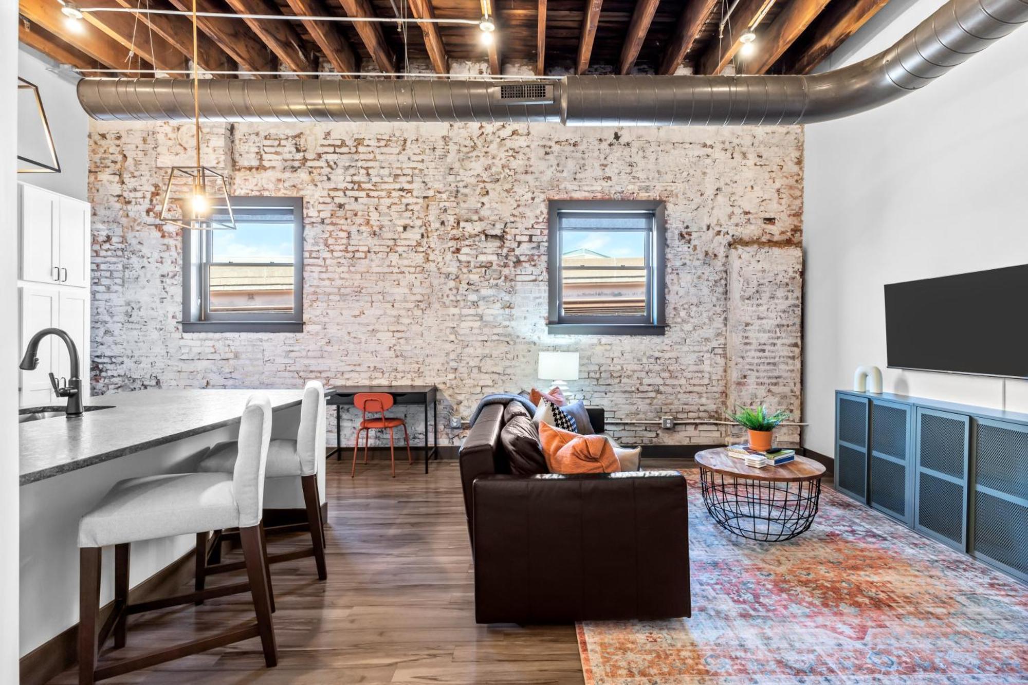 Riverfront Loft-parking-gym-p103 Apartment