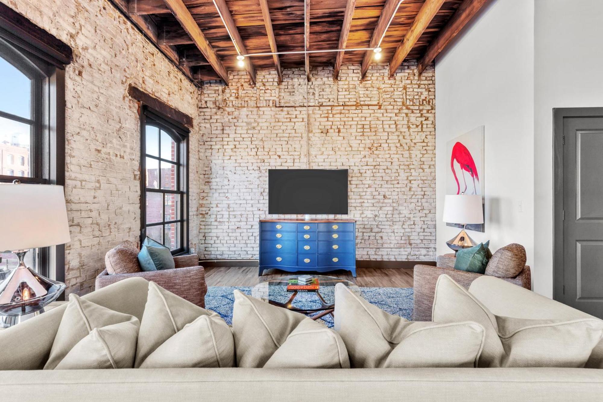 2br Riverfront Loft-gated Parking-p206 Apartment *