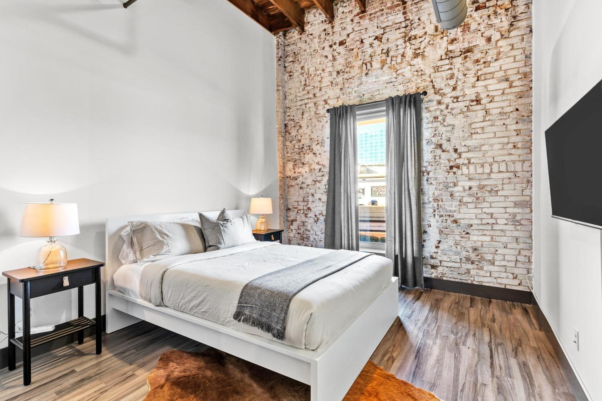 2br Riverfront Loft-gated Parking-p206