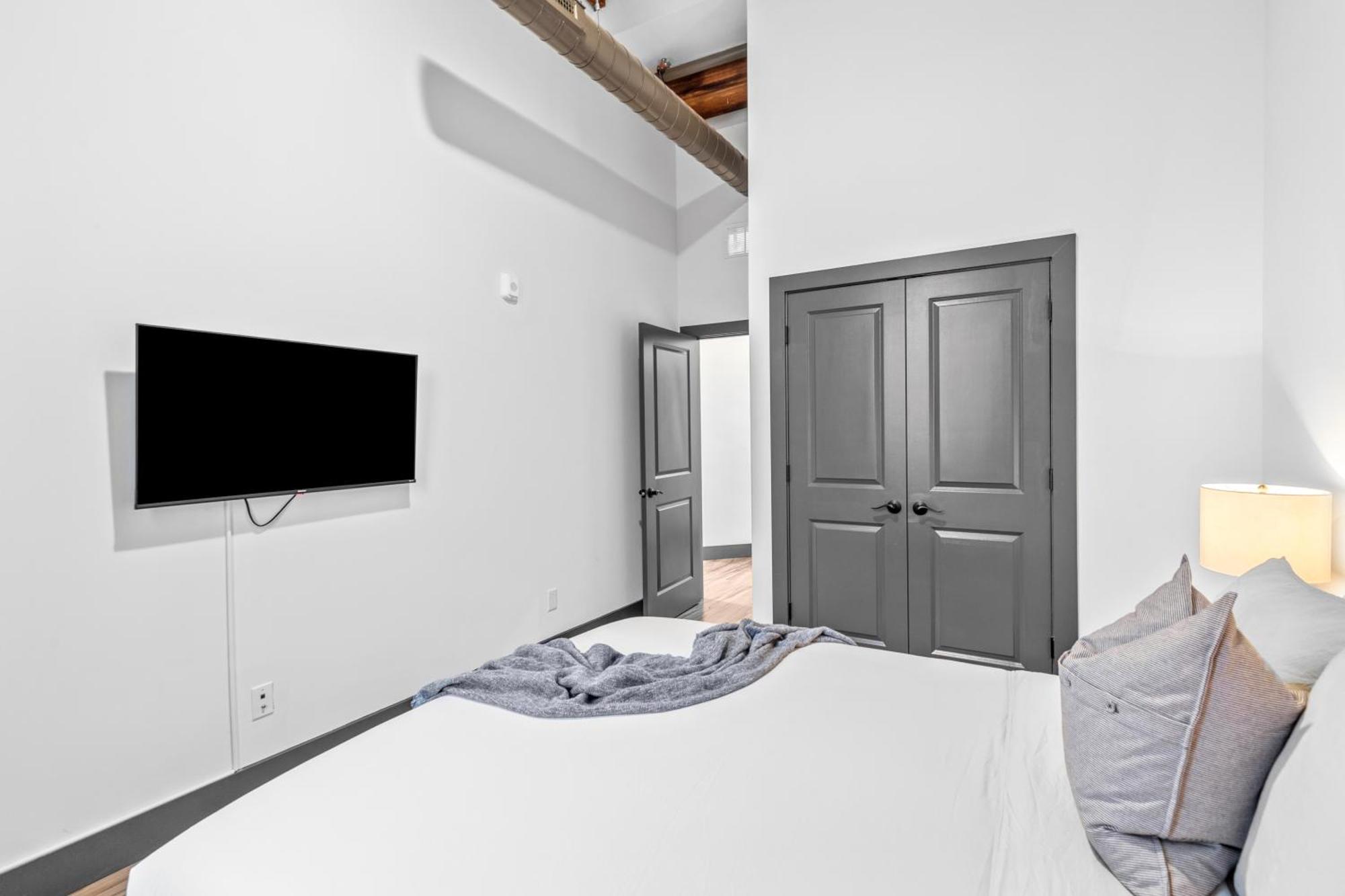 Apartment 2br Loft-gated Parking-wd-p104