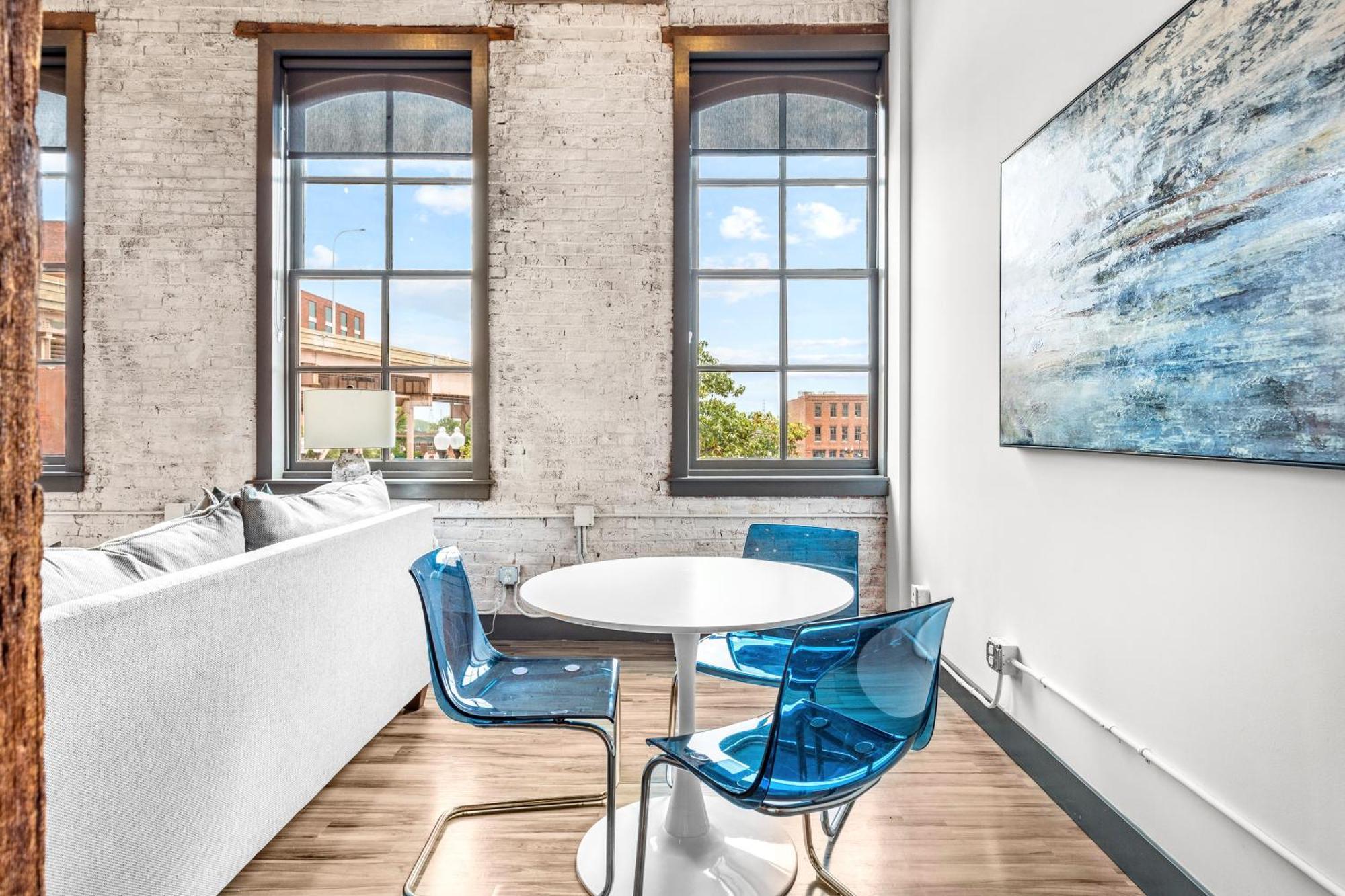 Apartment 2br Loft-gated Parking-wd-p104 *