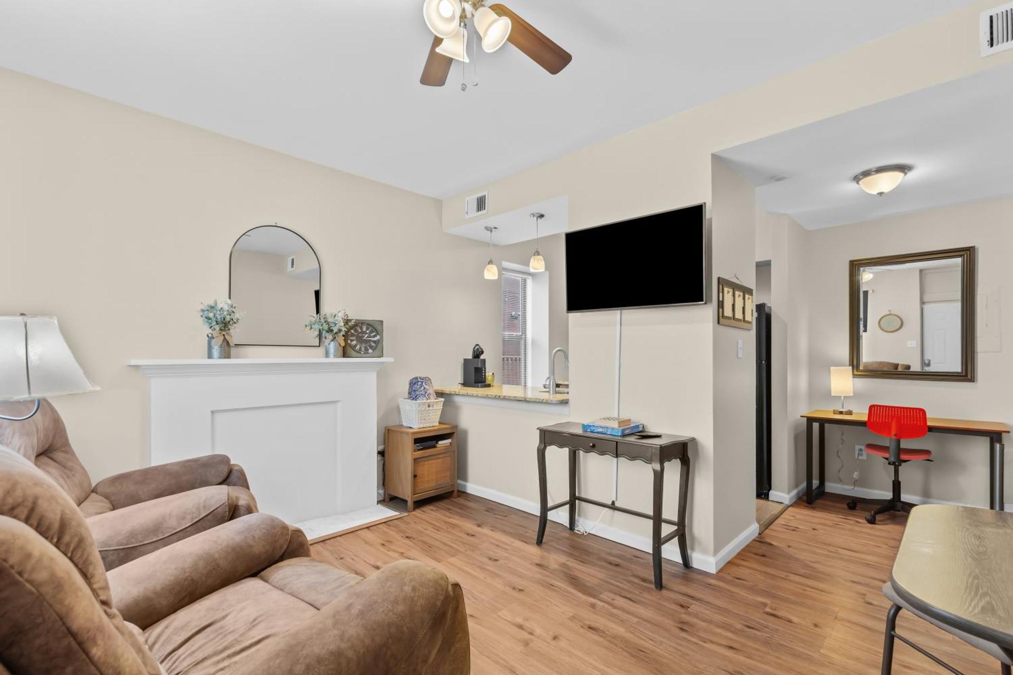 Cozy City Getaway In The Heart Of Louis!
