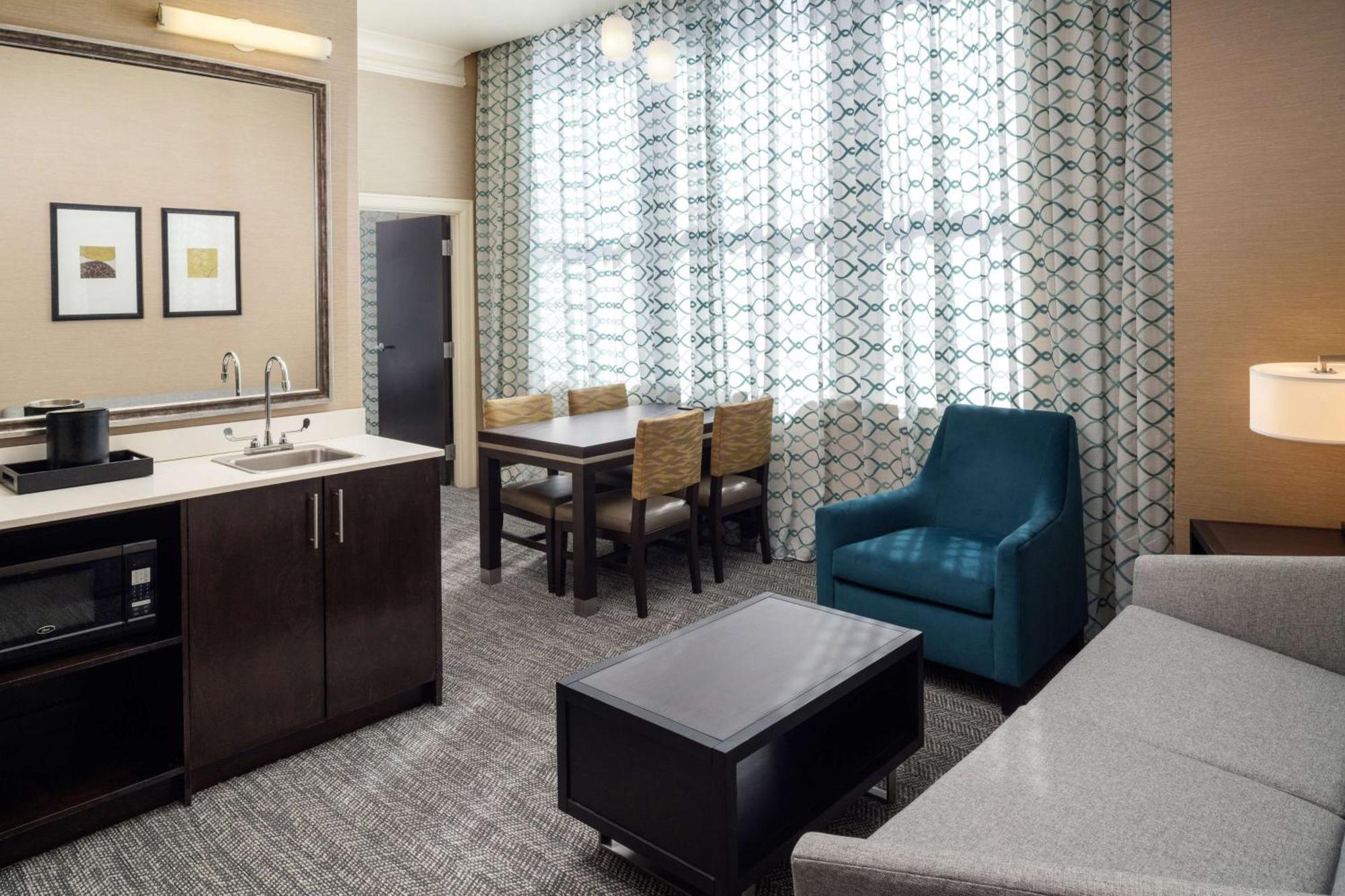 Embassy - Downtown Hotel