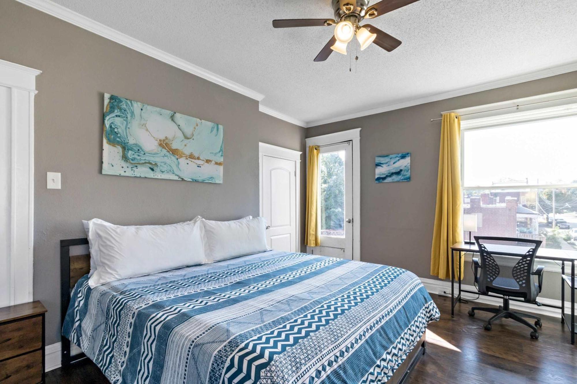 Roomy 2br-1ba Wfh Desk & Backyard Apartment Saint Louis