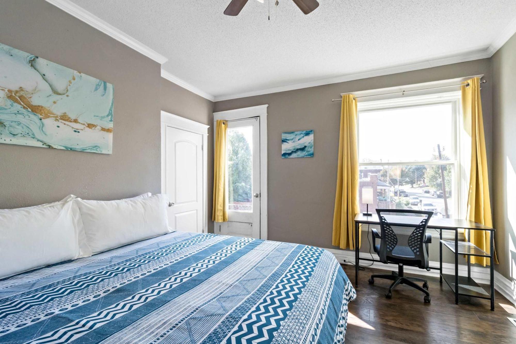 Roomy 2br-1ba Wfh Desk & Backyard Apartment Saint Louis