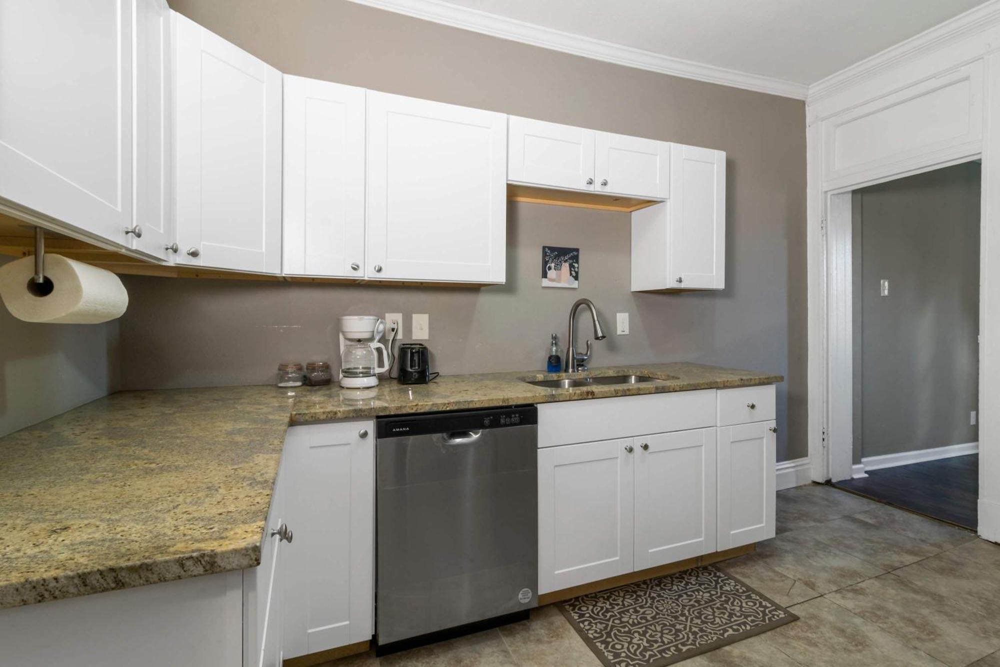 Roomy 2br-1ba Wfh Desk & Backyard Apartment Saint Louis