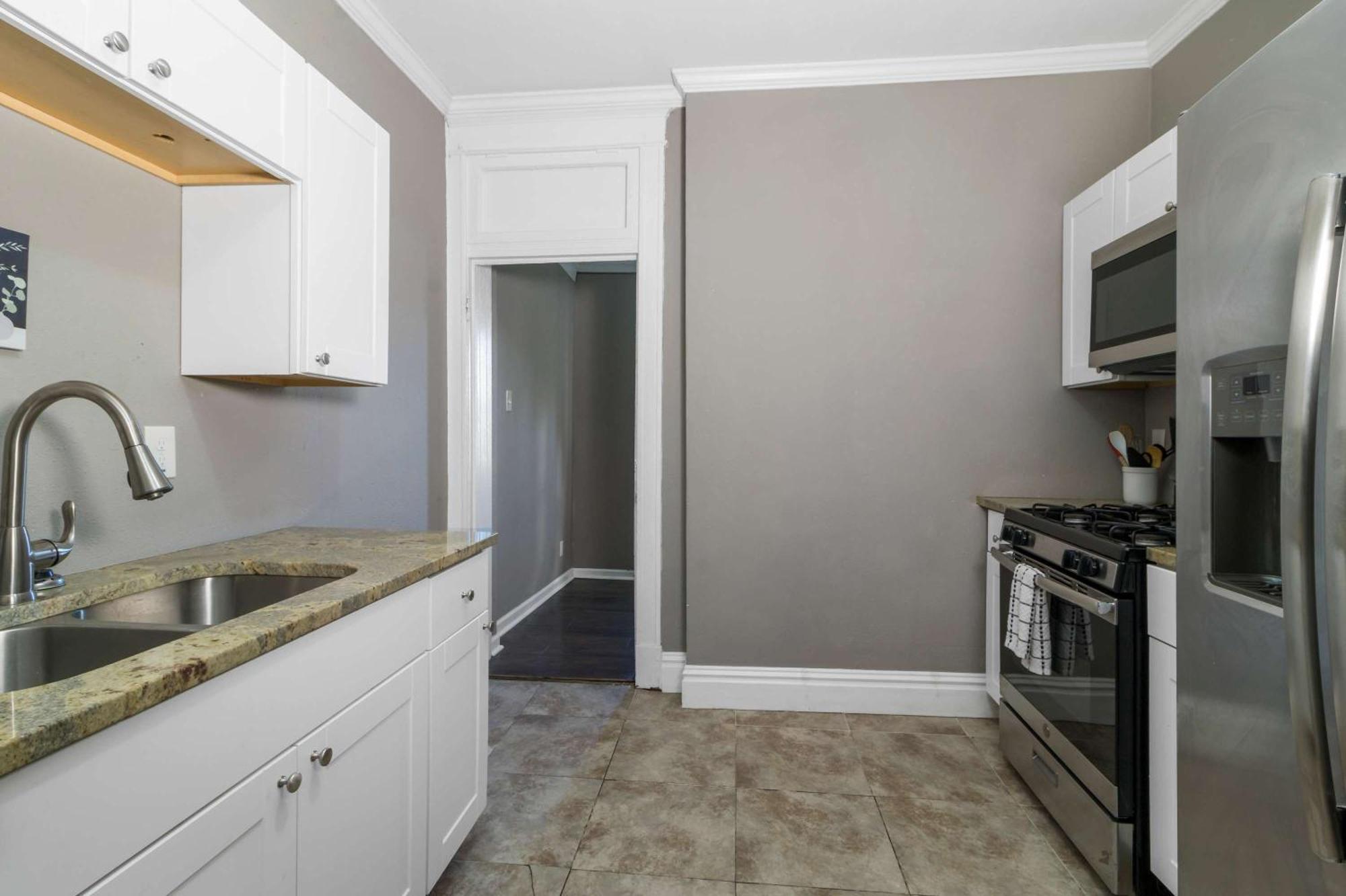 Roomy 2br-1ba Wfh Desk & Backyard Saint Louis