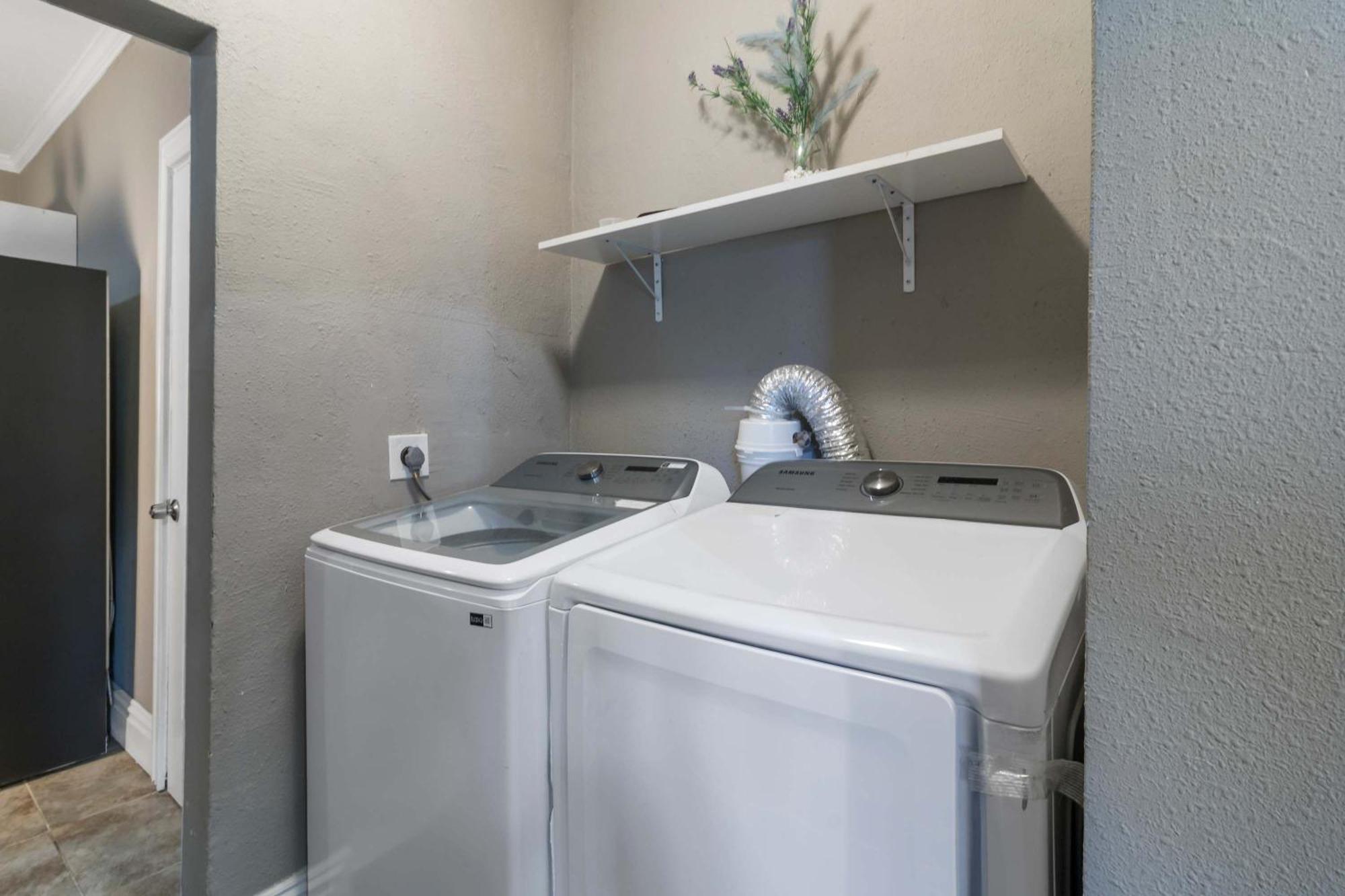 Roomy 2br-1ba Wfh Desk & Backyard