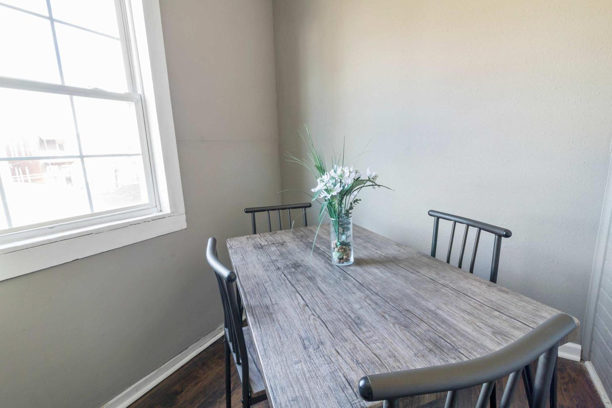 Apartment Roomy 2br-1ba Wfh Desk & Backyard