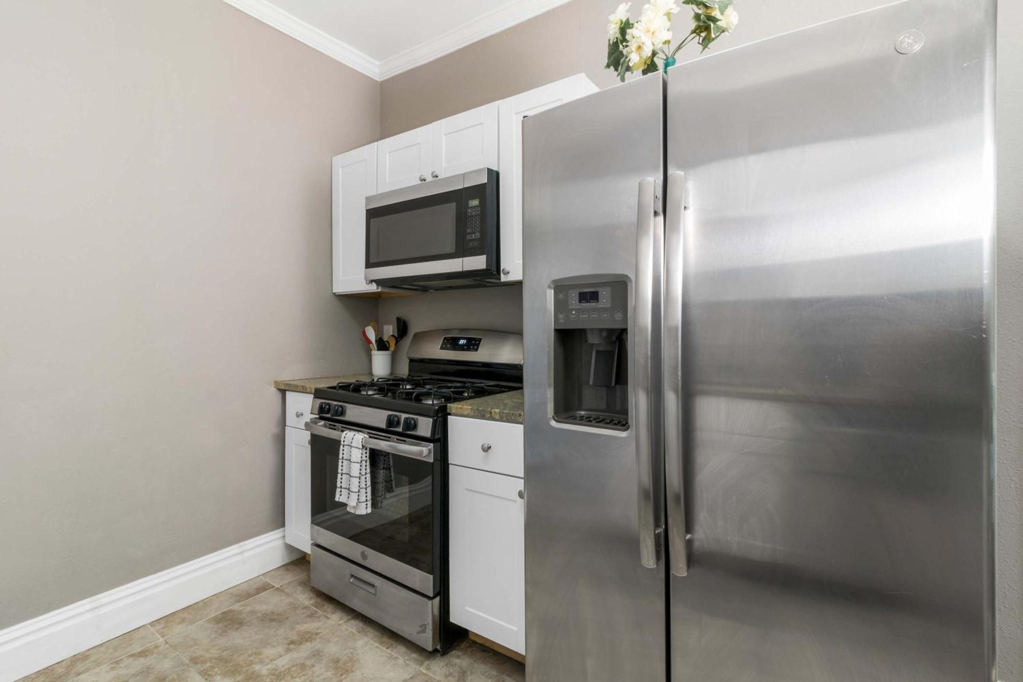 Roomy 2br-1ba Wfh Desk & Backyard *