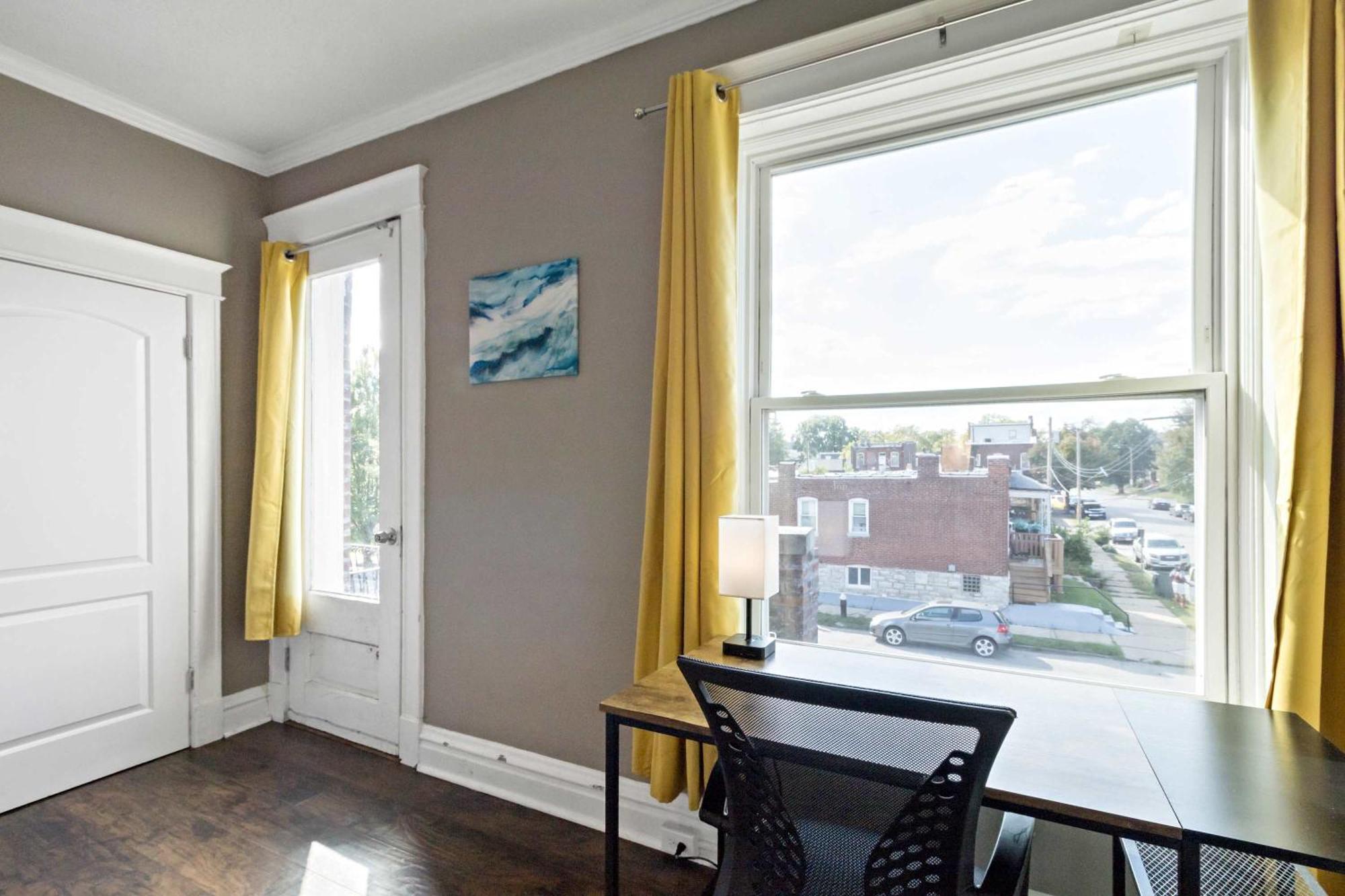 Roomy 2br-1ba Wfh Desk & Backyard Saint Louis