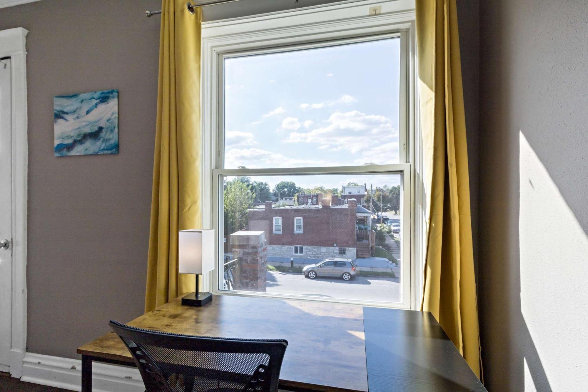 Roomy 2br-1ba Wfh Desk & Backyard Apartment *