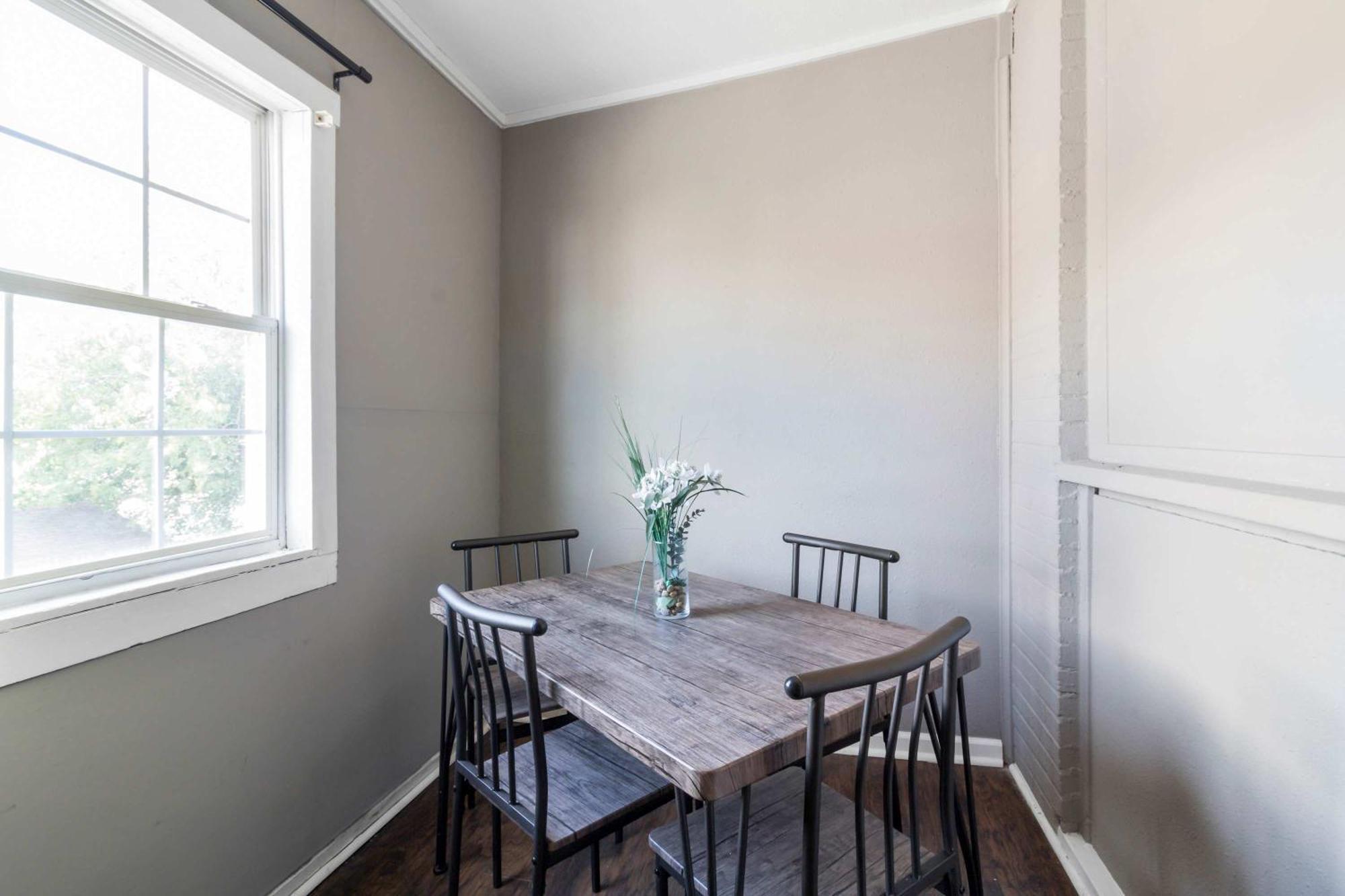 Roomy 2br-1ba Wfh Desk & Backyard *
