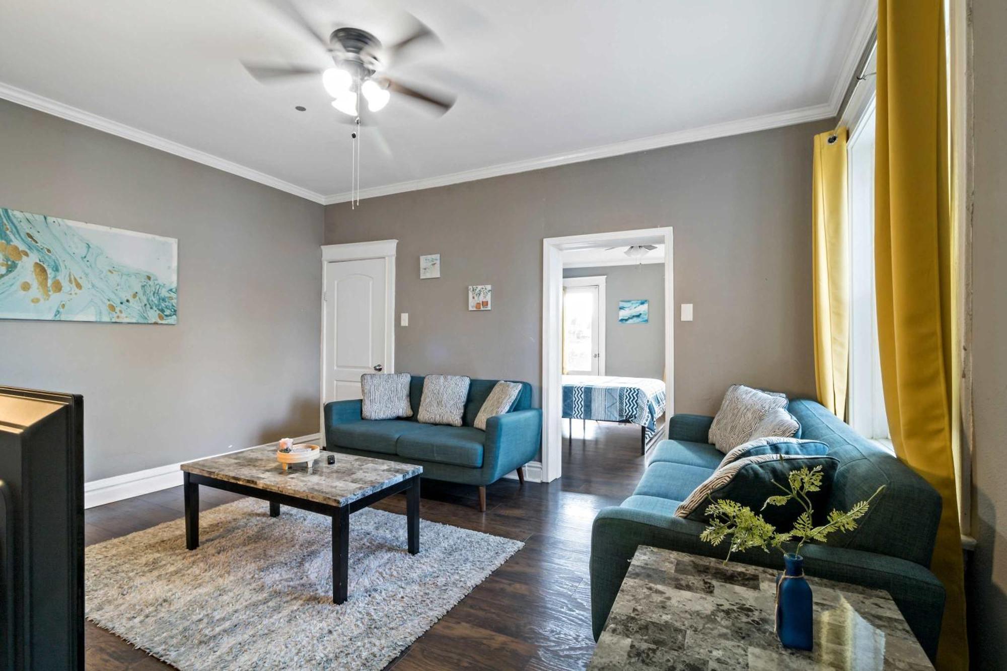 Roomy 2br-1ba Wfh Desk & Backyard Apartment Saint Louis