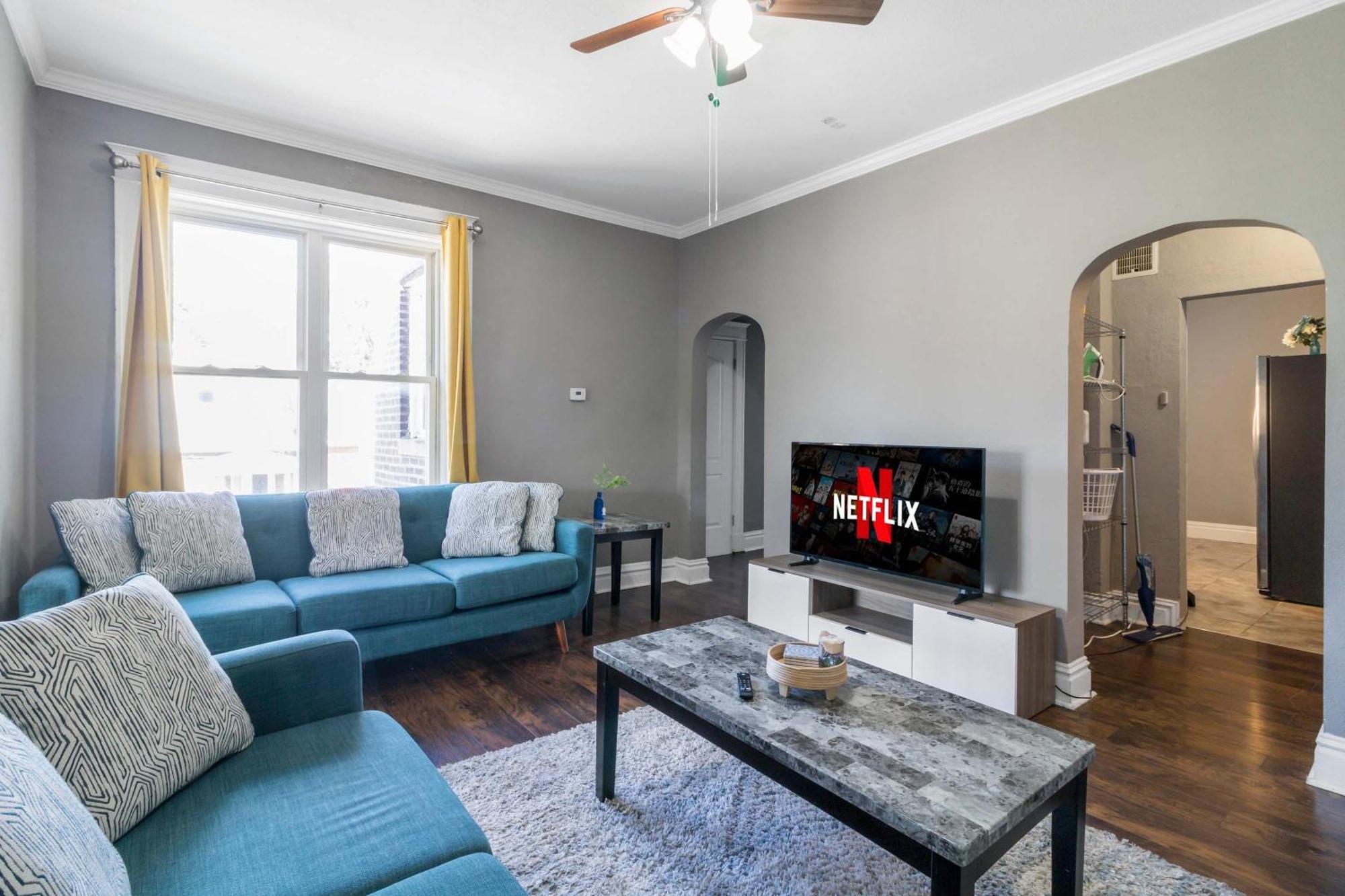 Apartment Roomy 2br-1ba Wfh Desk & Backyard