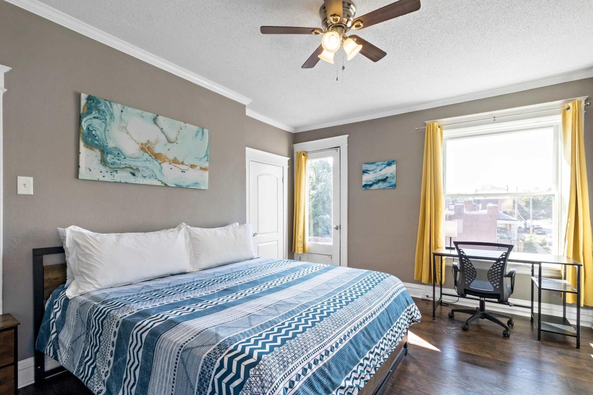 Roomy 2br-1ba Wfh Desk & Backyard *