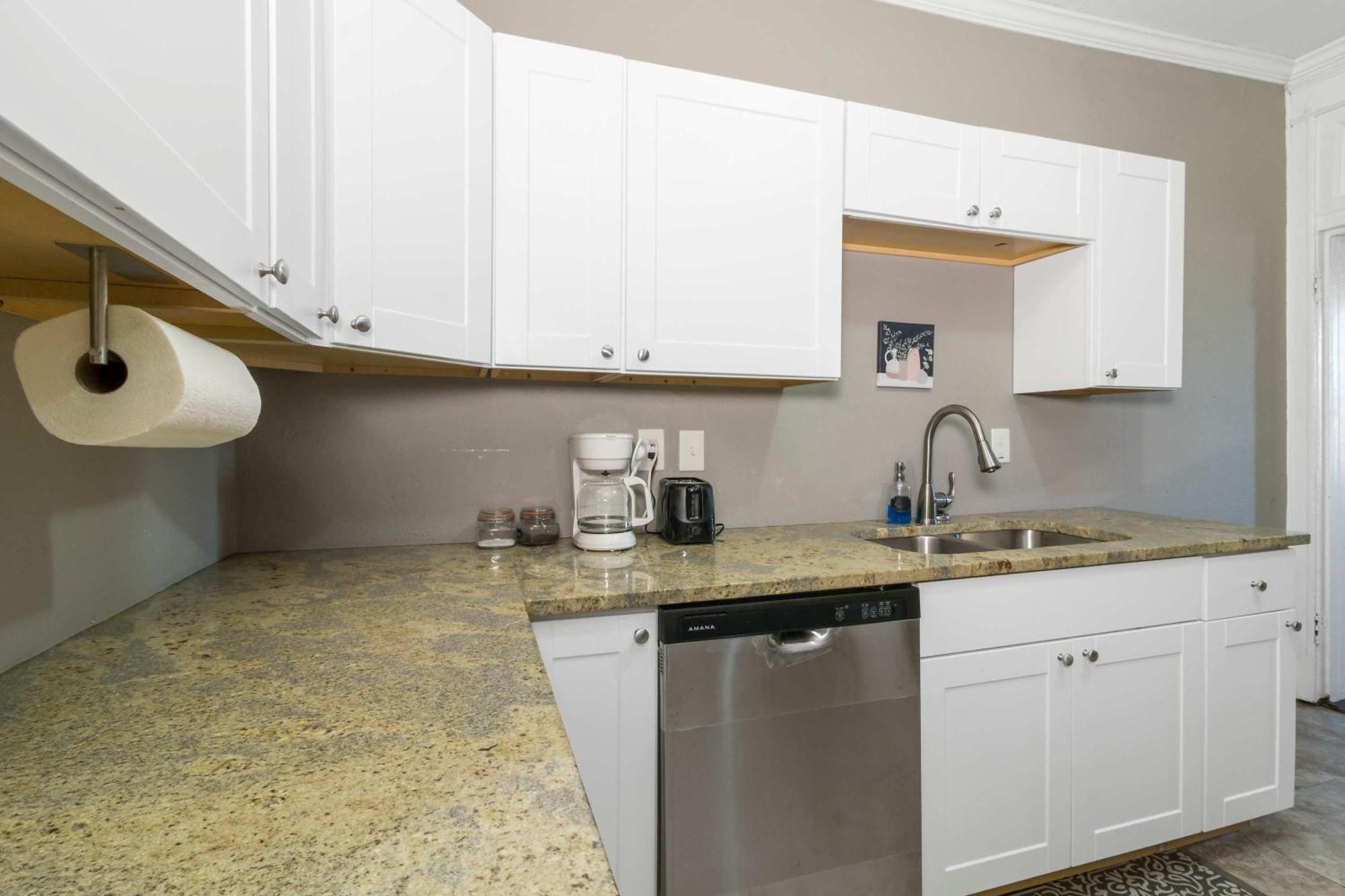 Apartment Roomy 2br-1ba Wfh Desk & Backyard *
