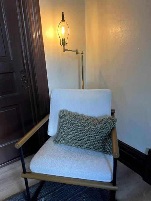 Charming Duplex On Quiet Street Apartment *