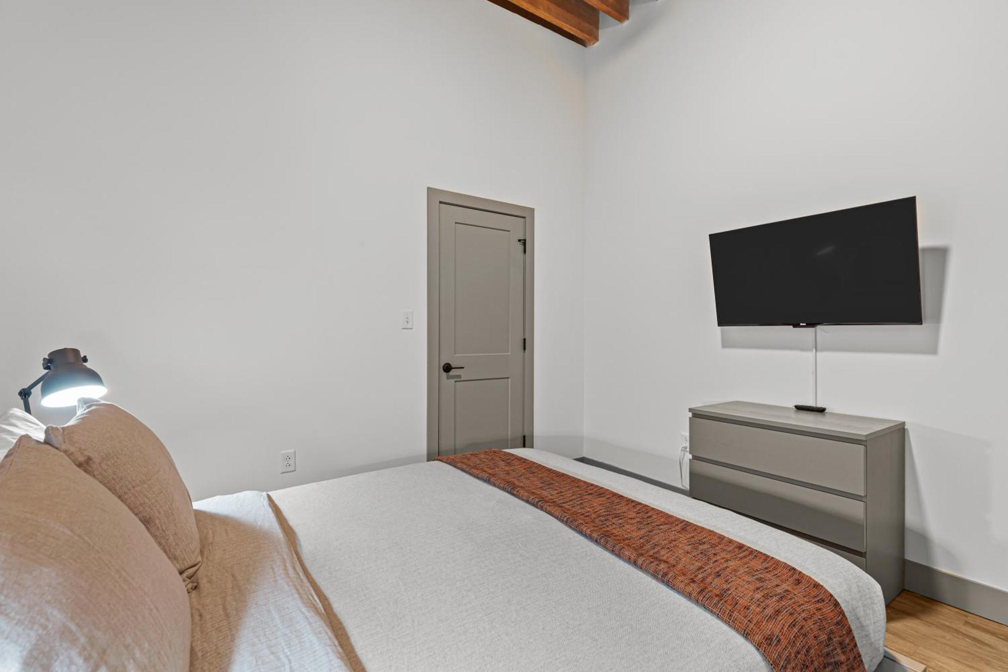Apartment 1br Riverfront Loft-parking-g208