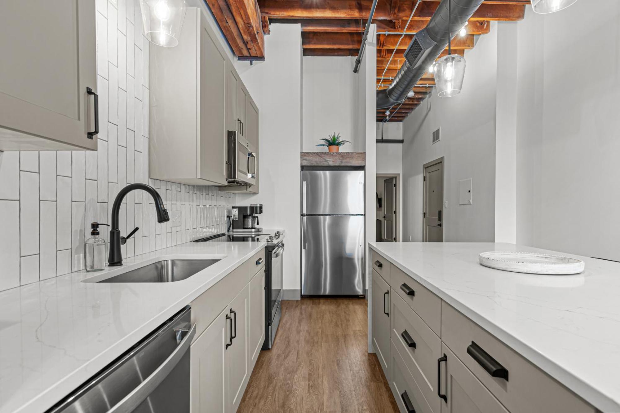 1br Riverfront Loft-parking-g208 Apartment