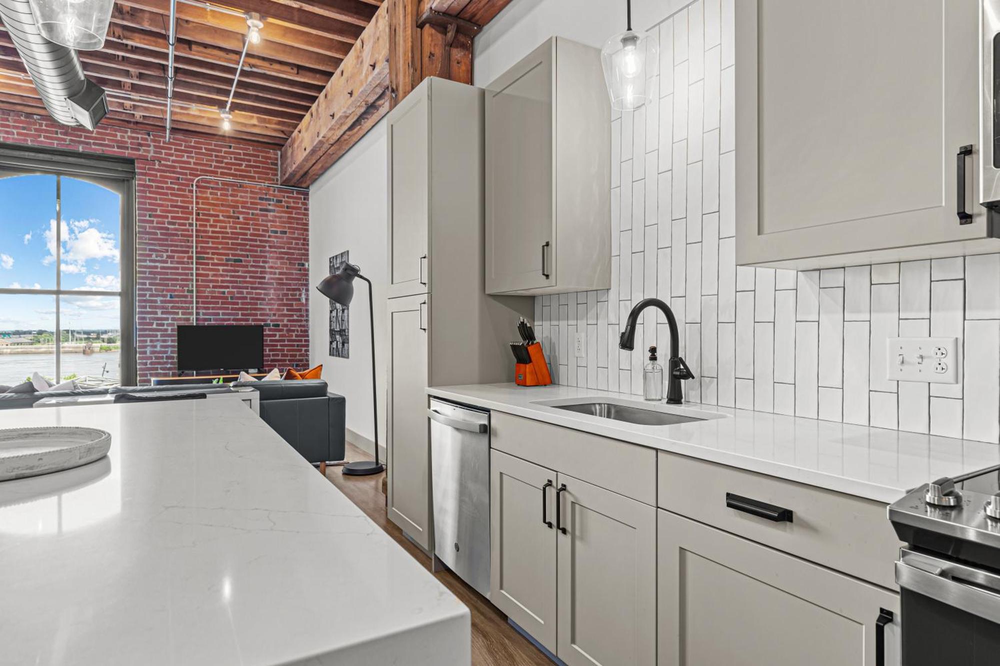 Apartment 1br Riverfront Loft-parking-g208 *