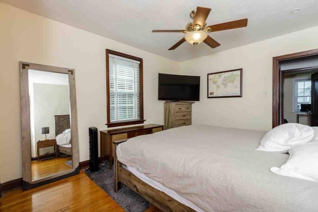 Delightful Gingerbread In Charming Lindenwood Park Apartment *