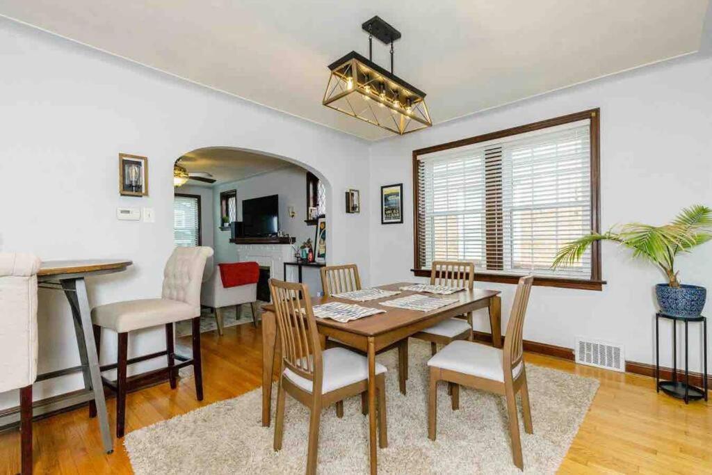 Delightful Gingerbread In Charming Lindenwood Park Apartment Saint Louis