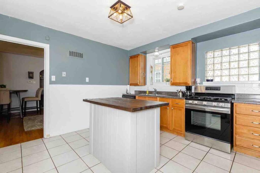 Delightful Gingerbread In Charming Lindenwood Park Apartment