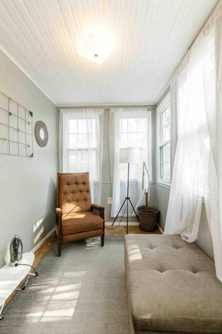 Delightful Gingerbread In Charming Lindenwood Park Apartment *